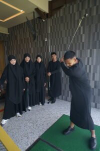 Elegansi di Driving Range: WIKAZ Membuktikan Busana Syar’i Bisa Ada di Mana Saja